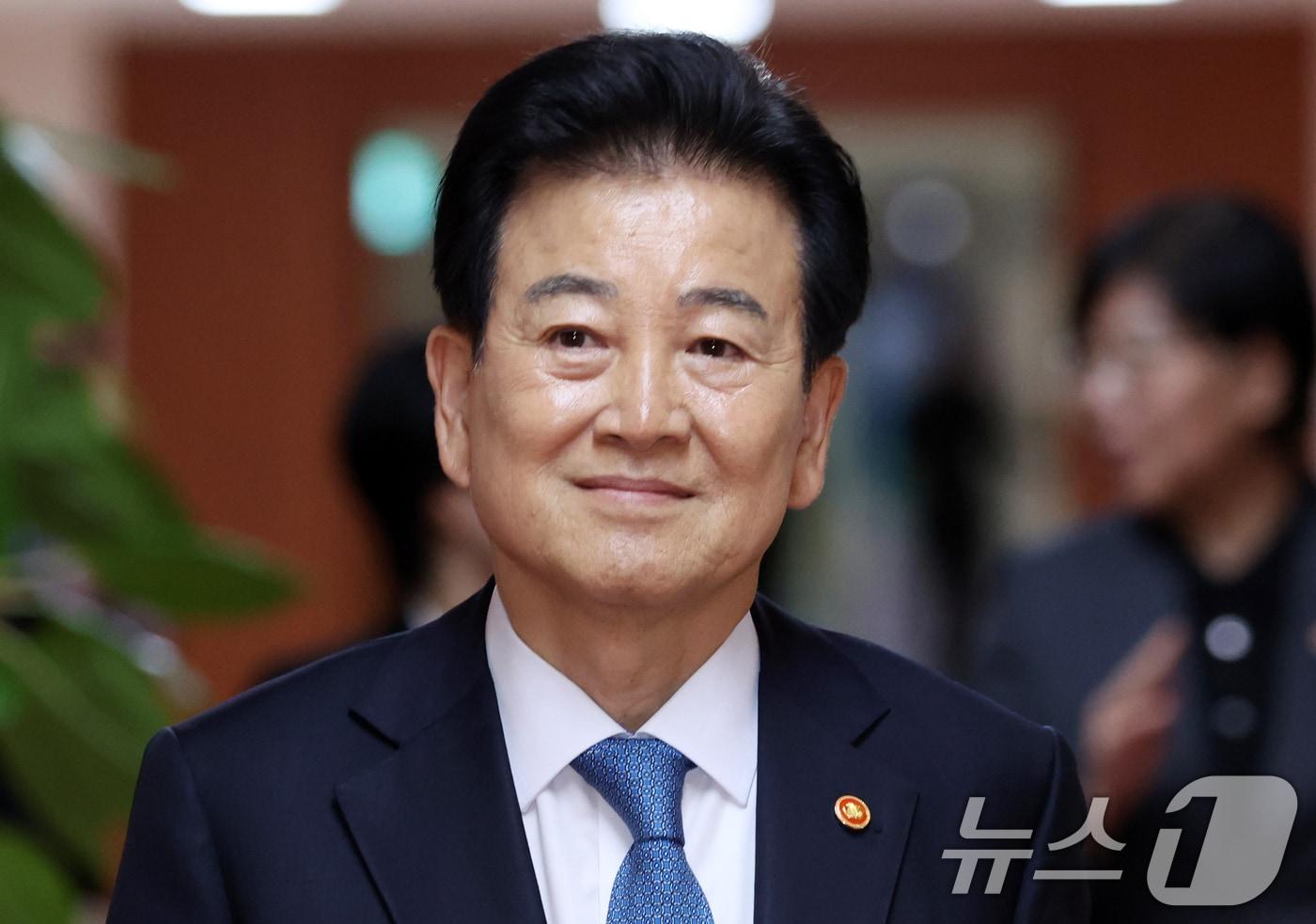 본문 이미지 - 정동영 통일부 장관이 21일 오전 서울 종로구 세종대로 정부서울청사에서 열린 국무회의 겸 비상경제본부회의에 참석하고 있다. 2026.4.21 ⓒ 뉴스1 김명섭 기자