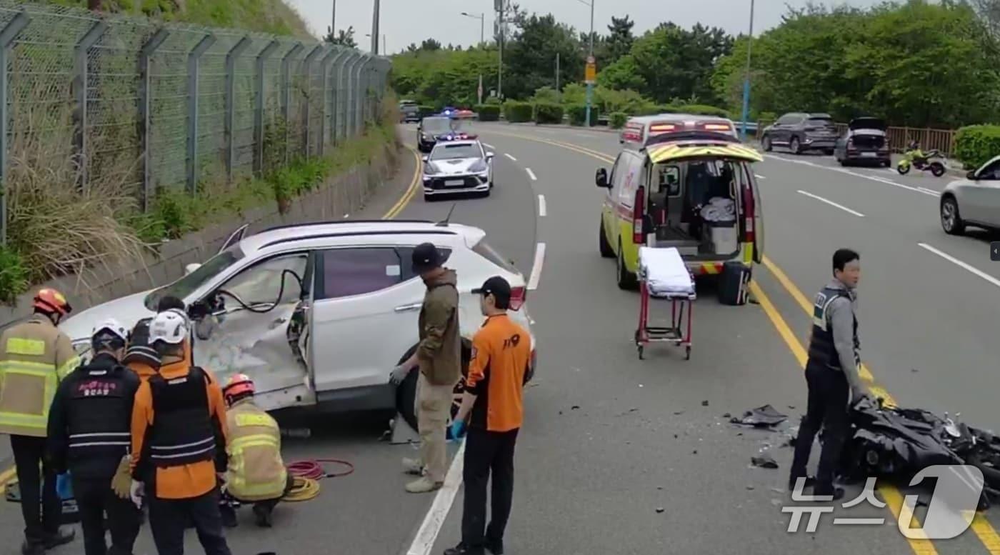 본문 이미지 - 20일 오후 울산 동구 미포산업도로에서 이륜차가 스포츠유틸리티차(SUV)를 들이받아 이륜차 운전자가 숨졌다.(울산소방본부 제공. 재판매 및 DB금지)/뉴스1