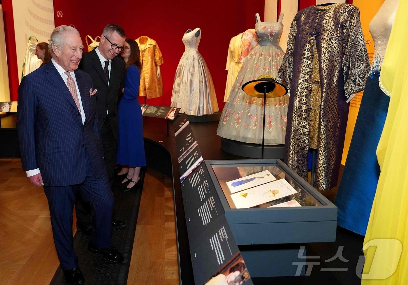 본문 이미지 - 영국 찰스 3세 국왕이 2026년 4월 20일(현지시간) 런던 버킹엄궁 내 ‘킹스 갤러리’에서 열린 로열 컬렉션 트러스트 특별전 '엘리자베스 2세: 그녀의 삶과 스타일'을 관람했다.2026.04.20.ⓒ AFP=뉴스1