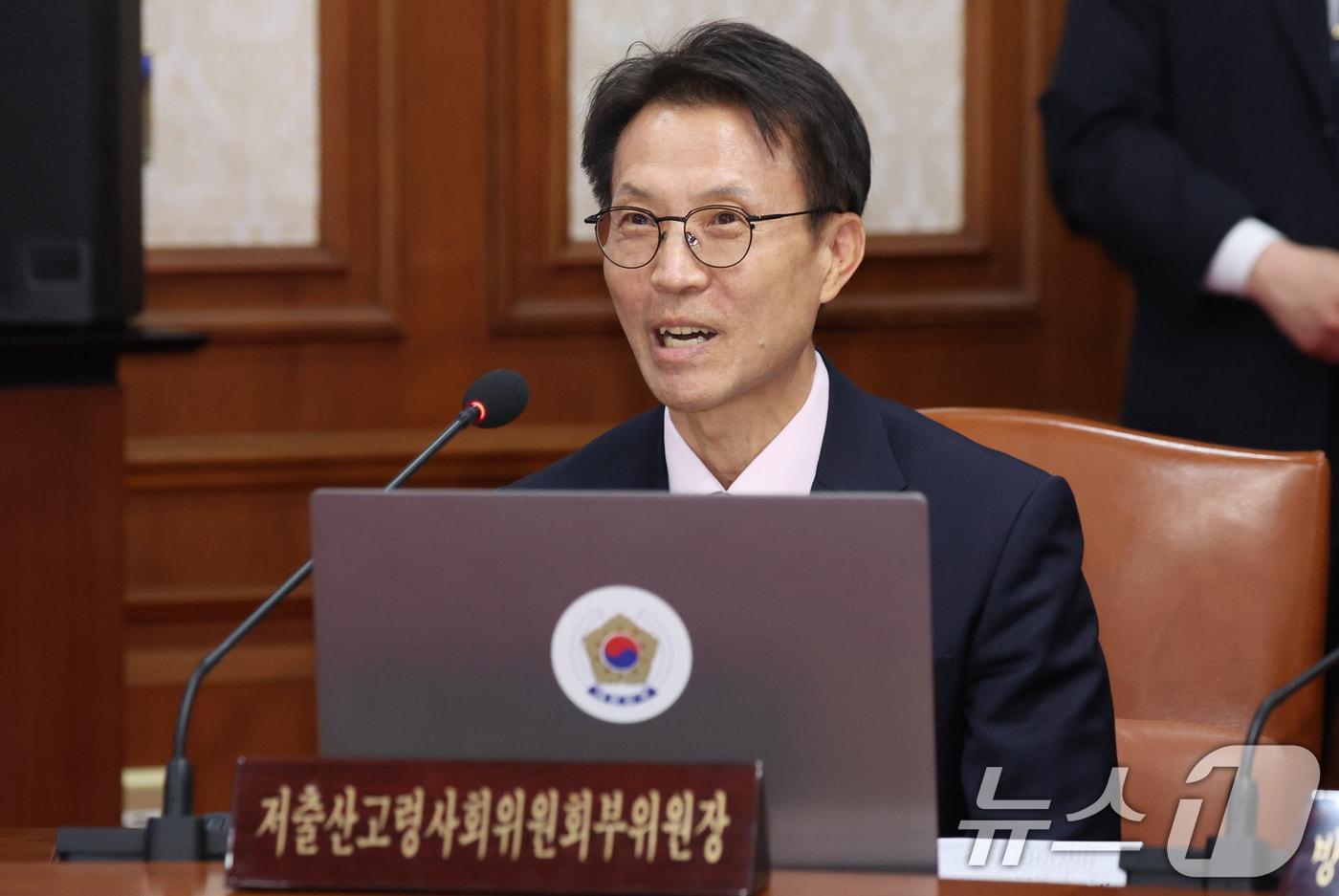 본문 이미지 - 김진오 저출산고령사회위원회 부위원장이 21일 오전 서울 종로구 세종대로 정부서울청사에서 열린 국무회의 겸 비상경제본부회의에 첫 참석해 인사말을 하고 있다. 2026.4.21 ⓒ 뉴스1 김명섭 기자