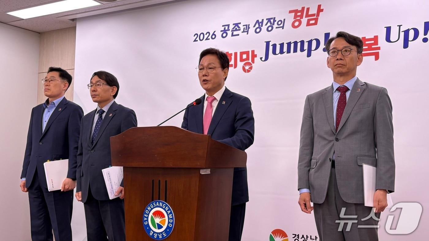 본문 이미지 - 박완수 경남지사(왼쪽 세번째)가 21일 도청 프레스센터에서 도민 생활지원금 지급 관련 브리핑을 하고 있다.2026.4.21/뉴스1 강정태 기자