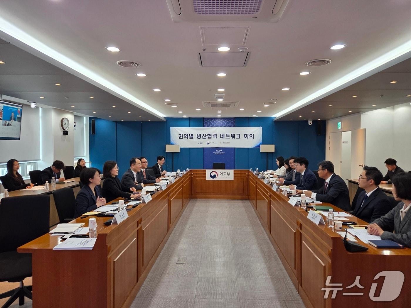 본문 이미지 - 박종한 외교부 경제외교조정관과 원종대 국방부 차관보가 21일 미주지역 방산협력 네트워크 회의를 공동 주재하고 있다. 2026.04.21. (외교부 제공)