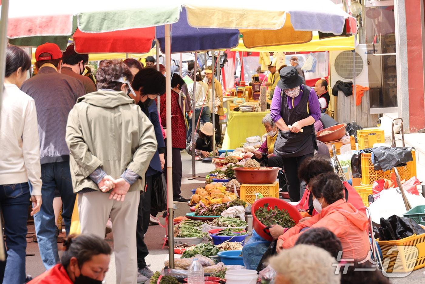 본문 이미지 - 봄철을 맞아 방문객이 늘며 활기를 띄고 있는 강원 양양 오일장.(양양군 제공, 재판매 및 DB 금지) 2026.4.21/뉴스1