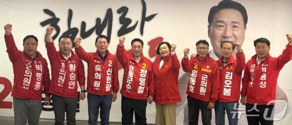 본문 이미지 - 21일 국민의힘 영동지역 예비후보들이 원팀을 구성하고 파이팅하고 있다. 2026.4.21/뉴스1