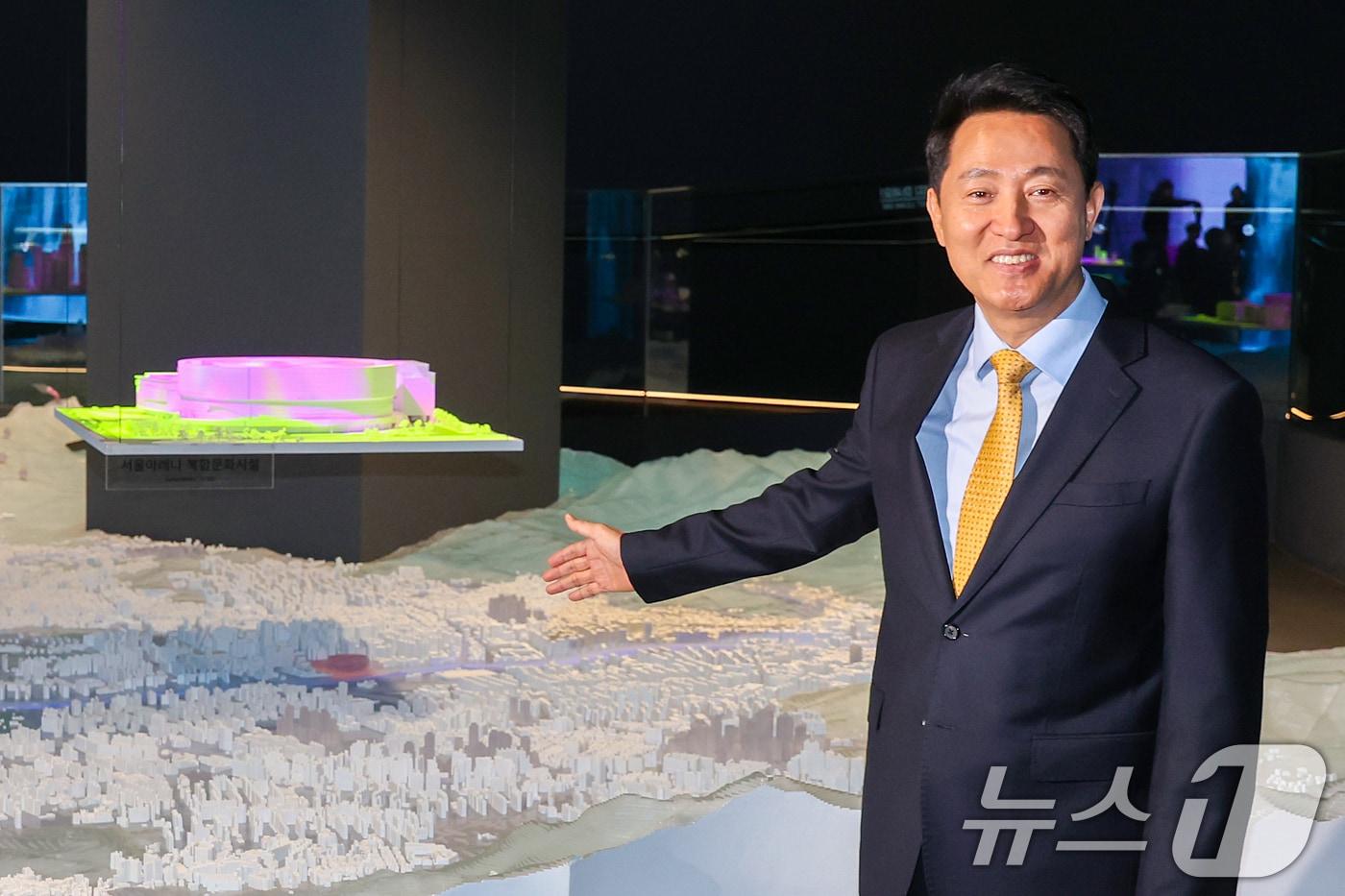 본문 이미지 - 오세훈 서울시장이 21일 오전 서울시청에서 진행된 '창동 K-엔터타운 조성 기자회견'에서 기자회견에 앞서 서울아레나 모형을 소개하고 있다. 2026.4.21 ⓒ 뉴스1 조연우 인턴기자