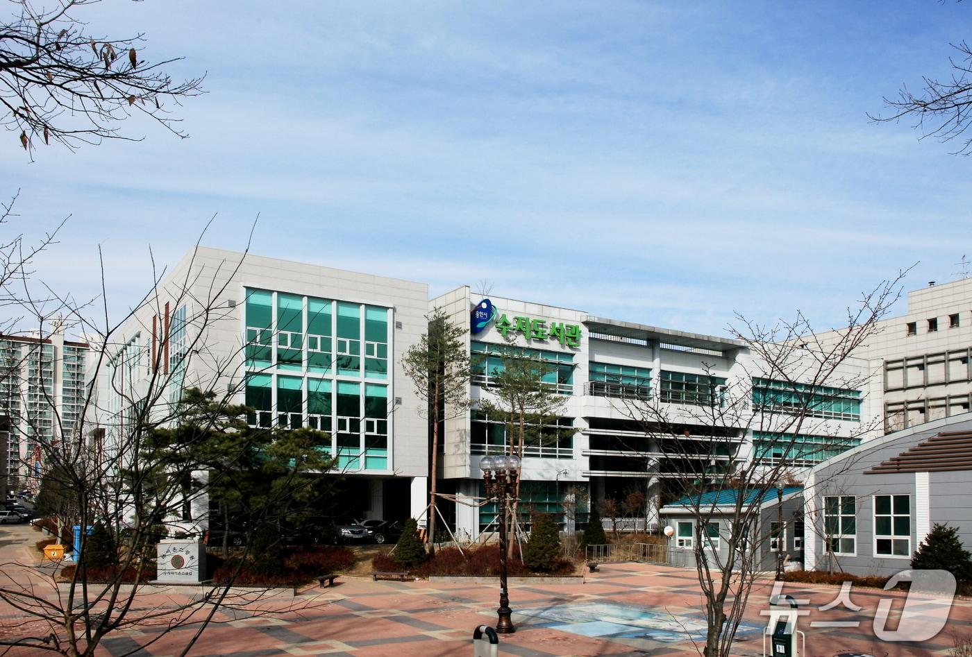 본문 이미지 - 용인시 수지도서관 전경.(용인시 제공)