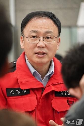 본문 이미지 - 이용권 산림청 산림재난통제관이 정부대전청사에서 기자브리핑을 하고 있다. (산림청 제공.재판매 및 DB금지)/뉴스1