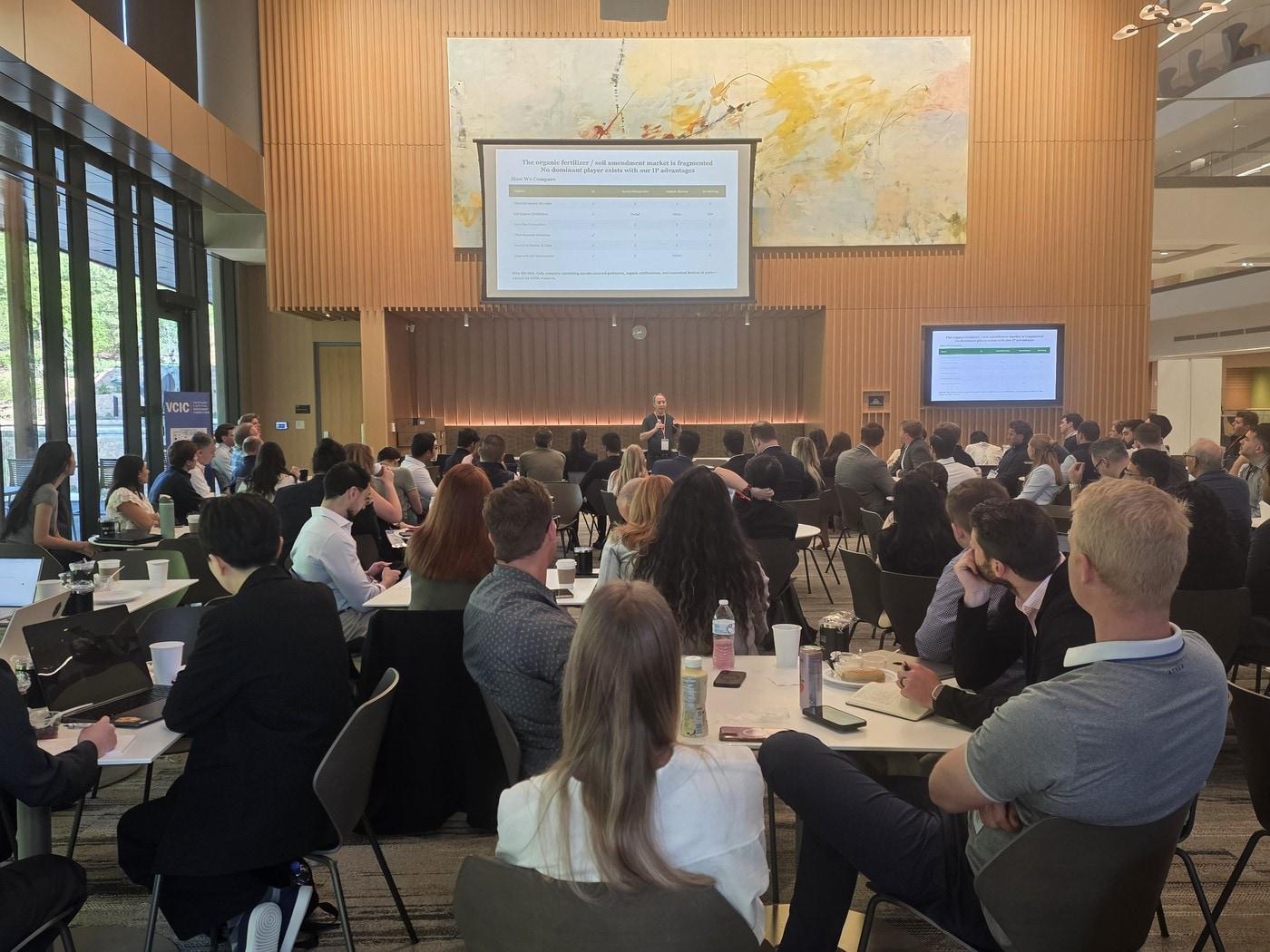 본문 이미지 - 미국 노스캐롤라이나대학교 VCIC 참가자들이 대회 관계자로부터 설명을 듣고 있다.(한국벤처캐피탈협회 제공)