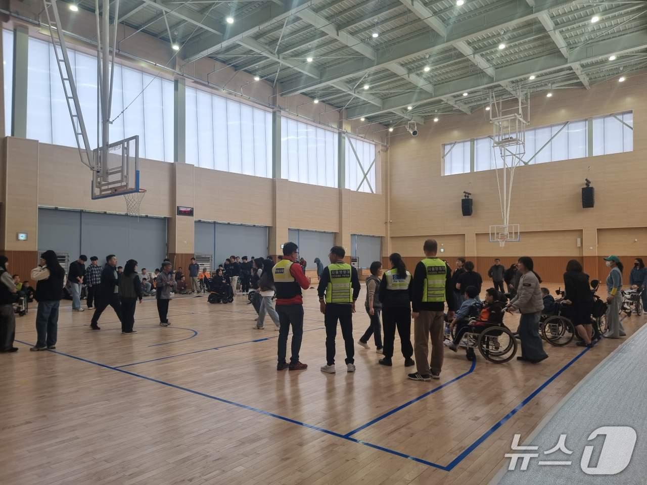 본문 이미지 - 다목적체육관에 긴급 대피 조치 중인 양양군.(양양군 제공, 재판매 및 DB 금지) 2026.4.21/뉴스1