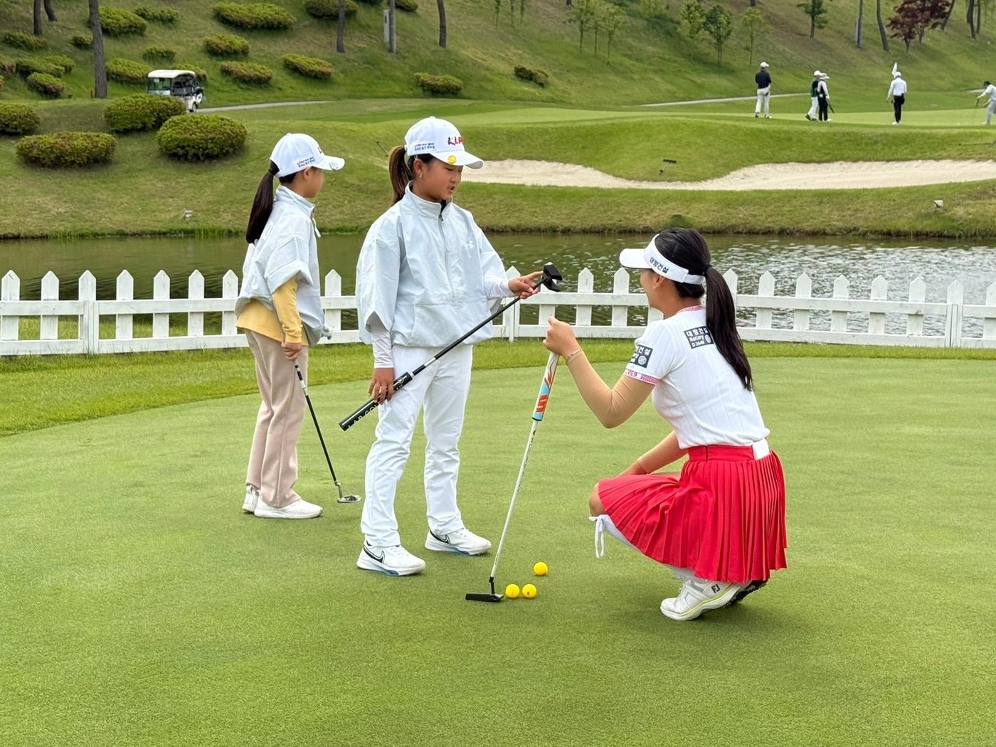 본문 이미지 - 2025년 KLPGA 엘리트 유소년 골프 멘토링 프로그램 모습 (KLPGA 제공)