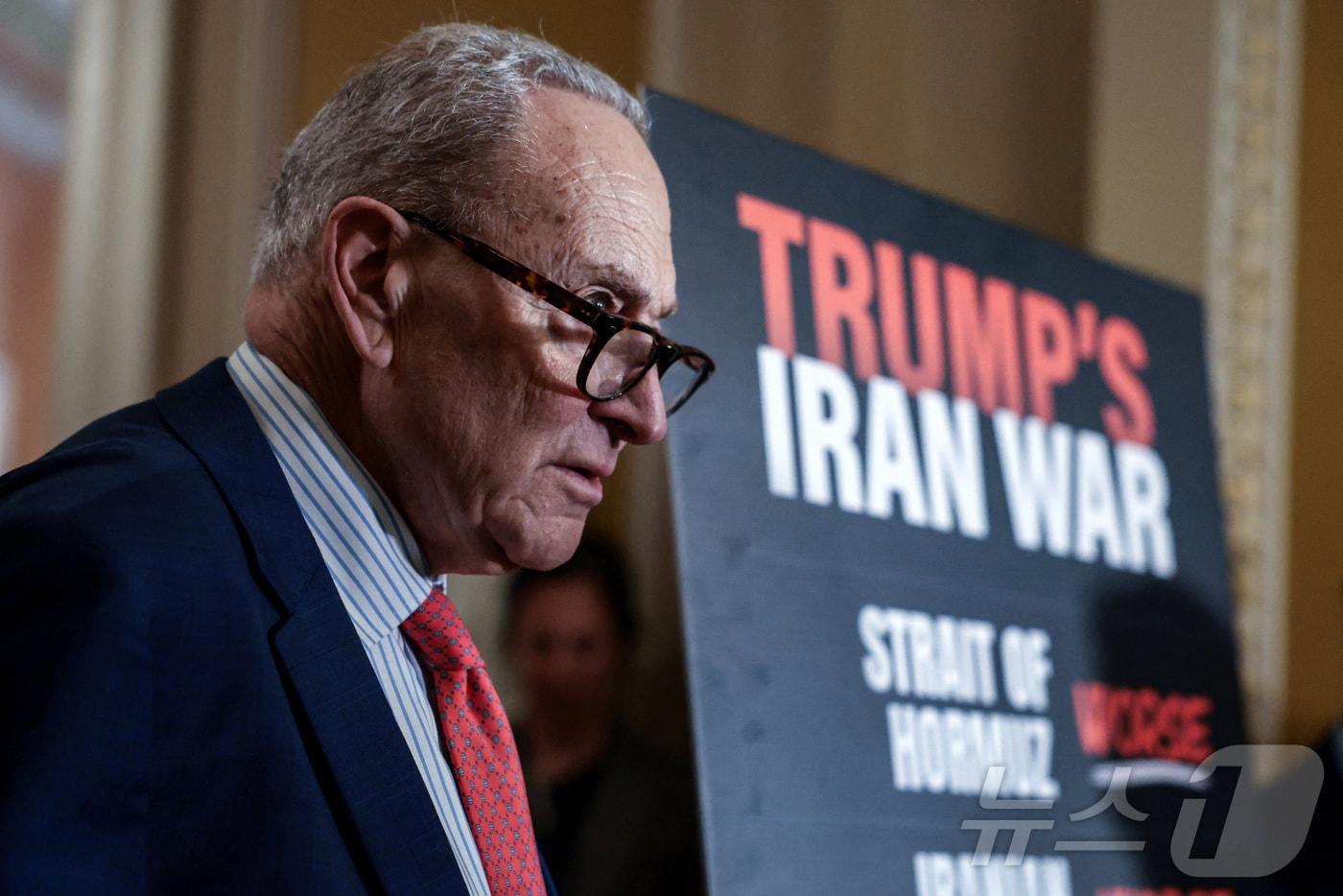 본문 이미지 - 척 슈머 상원 민주당 원내대표(뉴욕)가 14일(현지시간) 미 워싱턴 DC 국회의사당에서 열린 민주당 주간 정책 오찬 후 기자회견에서 질문에 답하고 있다. 2026.04.14. ⓒ 로이터=뉴스1