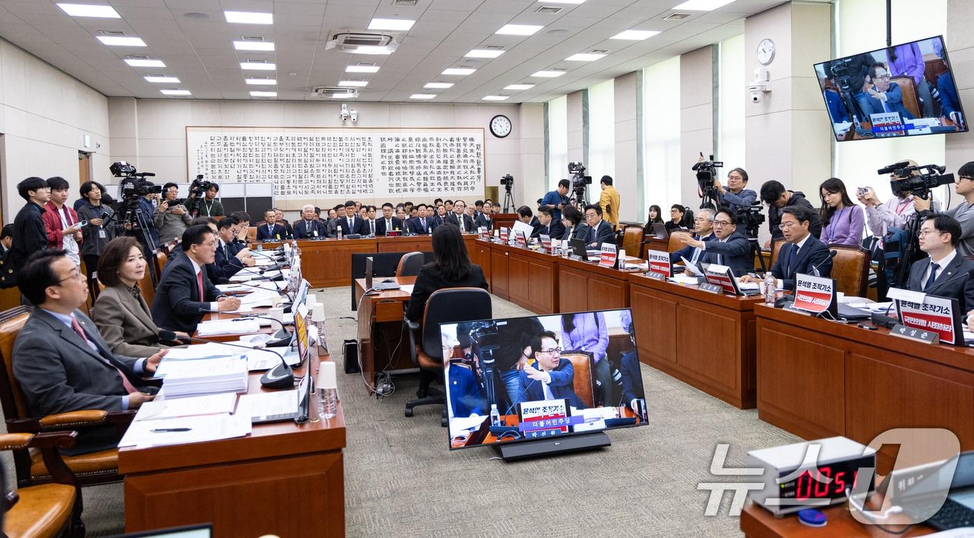 본문 이미지 - 21일 서울 여의도 국회에서 열린 윤석열 정권 정치검찰 조작기소 의혹 사건 진상규명 국정조사특별위원회 서해 공무원 피격·통계조작·‘윤석열 명예훼손’ 허위보도 조작기소 의혹 사건 청문회 여야 의원들이 의사진행 발언 중 언쟁을 벌이고 있다. 2026.4.21 ⓒ 뉴스1 이승배 기자