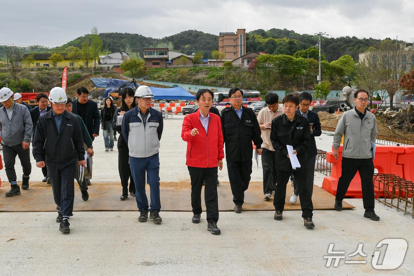 본문 이미지 - 최문순 화천군수, 안중기 부군수를 비롯한 군청 관계자들이 지난 20일  화천대교 건설 현장 찾아 진행 상황을 점검하고 있다.(화천군 제공, 재판매 및 DB금지)