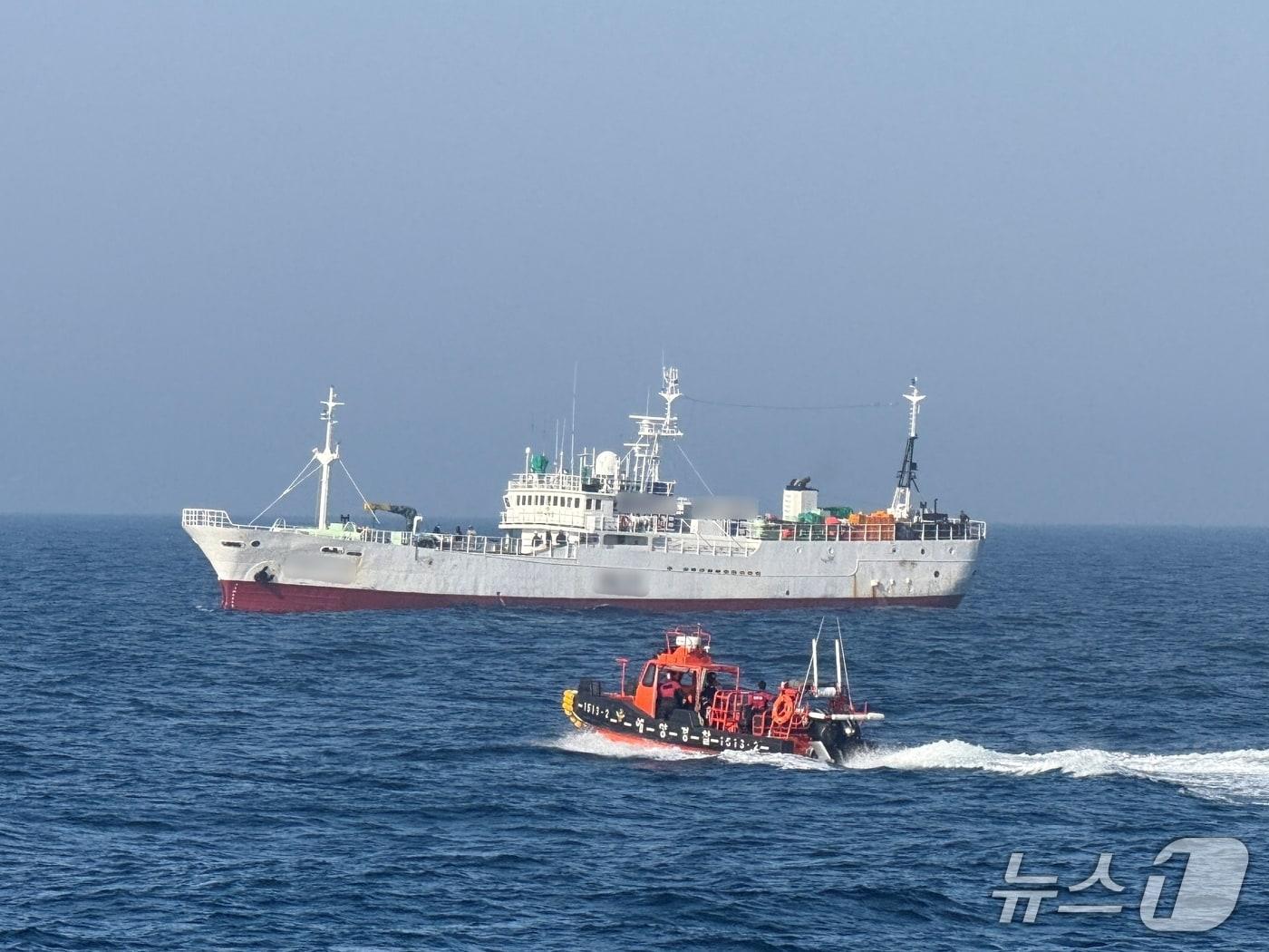 본문 이미지 - 동해해경이 스크루에 부유물이 감겨 이동이 불가능한 어선에 접근하고 있다.(동해해경 제공, 재판매 및 DB 금지) 2025.4.21/뉴스1