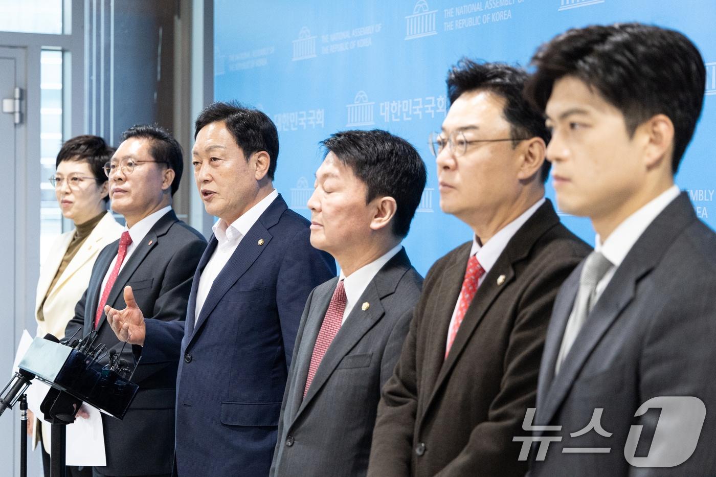 본문 이미지 - 김선교 국민의힘 의원을 비롯한 경기 지역구 의원들이 지난 4월 21일 서울 여의도 국회 소통관에서 경기도 선대위 출범 기자회견을 마친 후 취재진 질문에 답변하고 있다. 2026.4.21 ⓒ 뉴스1 이승배 기자