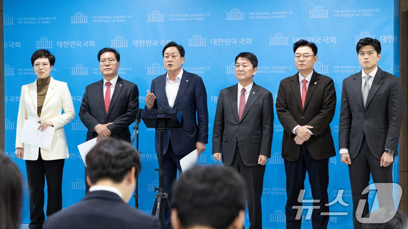 본문 이미지 - 김선교 국민의힘 의원을 비롯한 경기 지역구 의원들. 2026.4.21 ⓒ 뉴스1 이승배 기자