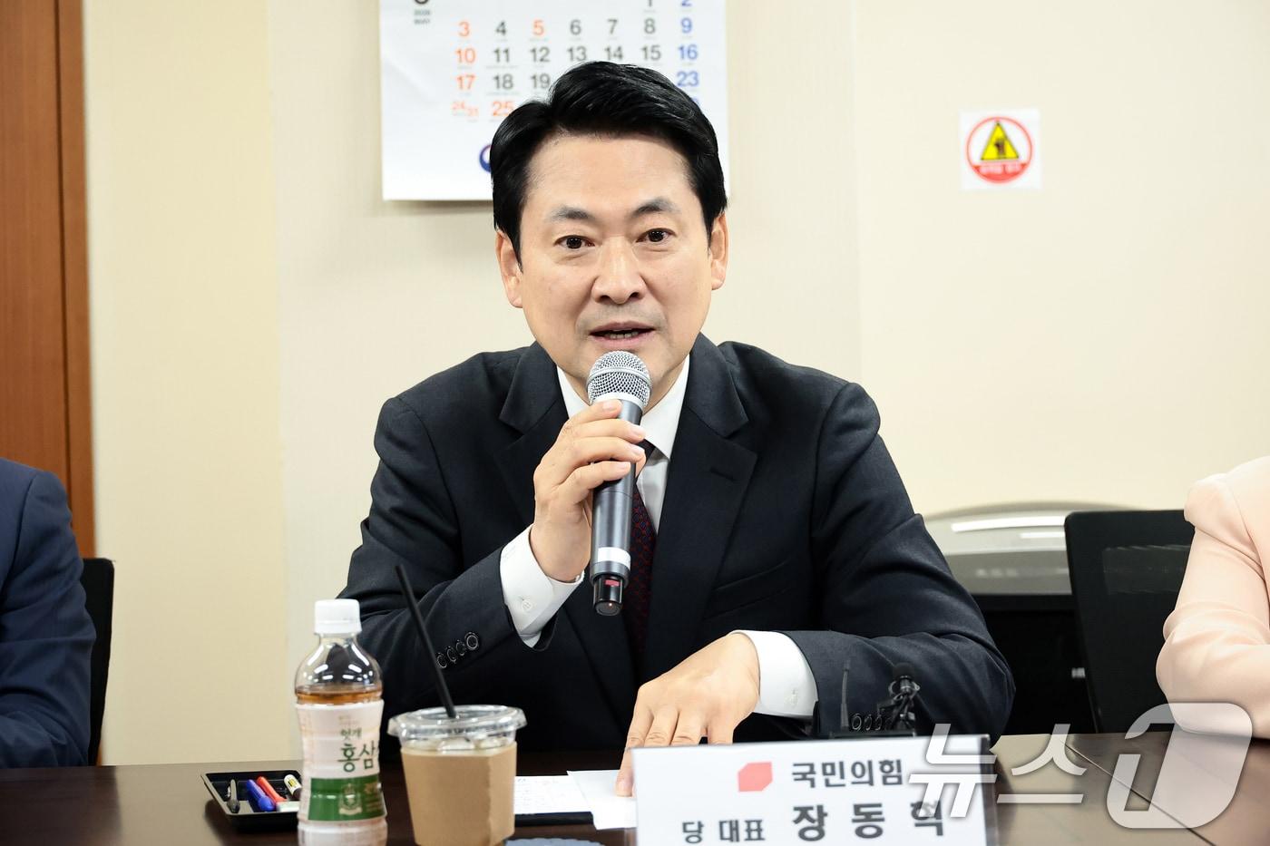 본문 이미지 - 장동혁 국민의힘 대표가 21일 오전 서울 영등포구 한국노총 서울지역본부 회의실에서 열린 국민의힘-한국노총 서울지역본부 간담회에서 인사말을 하고 있다. (공동취재) 2026.4.21 ⓒ 뉴스1 안은나 기자