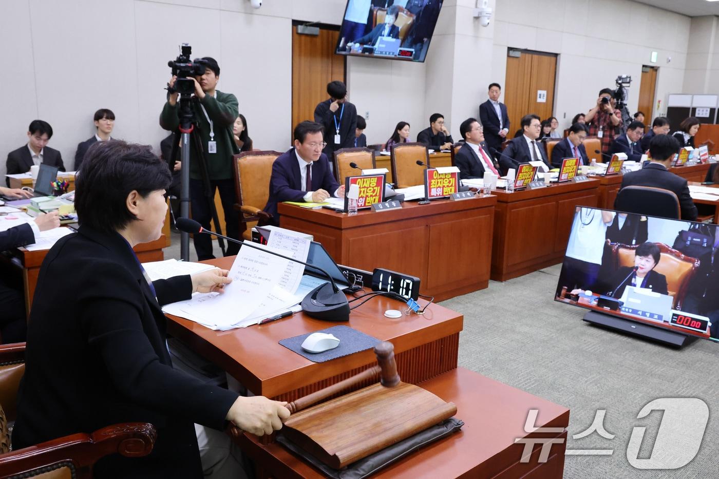 본문 이미지 - 서영교 위원장이 21일 서울 여의도 국회 윤석열정권정치검찰조작기소의혹사건진상규명국정조사특별위원회에서 열린 서해 공무원 피격·통계조작·‘윤석열 명예훼손’ 허위보도 조작기소 의혹 사건 청문회에서 유병호 감사원 감사위원 등에 대한 동행명령장을 발부하고 있다. ⓒ 뉴스1 신웅수 기자