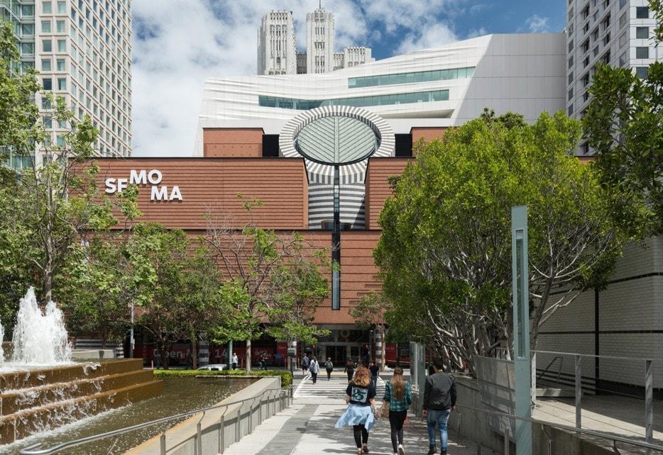 본문 이미지 - SFMOMA, view from Yerba Buena Gardens; photo Jon McNeal, ⓒ Snohetta (국립현대미술관 제공)