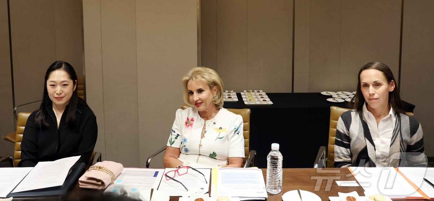 본문 이미지 - 쉴라 신(Sheila Shin) 샌프란시스코 현대 미술관(SFMOMA) 최고 운영 책임자(왼쪽부터), 안나 마리 프레수티(Anna Marie Presutti) 샌프란시스코 관광청장, 클라라 해처 바루스(Clara Hatcher Baruth) 샌프란시스코 관광청 외부협력담당총괄이 21일 서울 종로구 JW 동대문 메리어트 호텔에서 뉴스1과 인터뷰를 하고 있다. 2026.4.21 ⓒ 뉴스1 김진환 기자