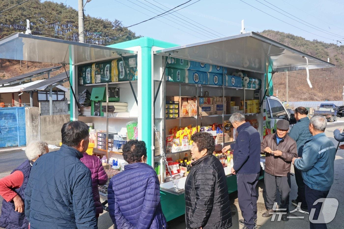 본문 이미지 - 전북 임실군이 교통 취약지역 주민들의 먹거리 사각지대 해소를 위해 도입한 '가가호호 이동장터'가 생활 밀착형 서비스까지 제공하고 있다.(임실군제공, 재판맴 및 DB금지)
