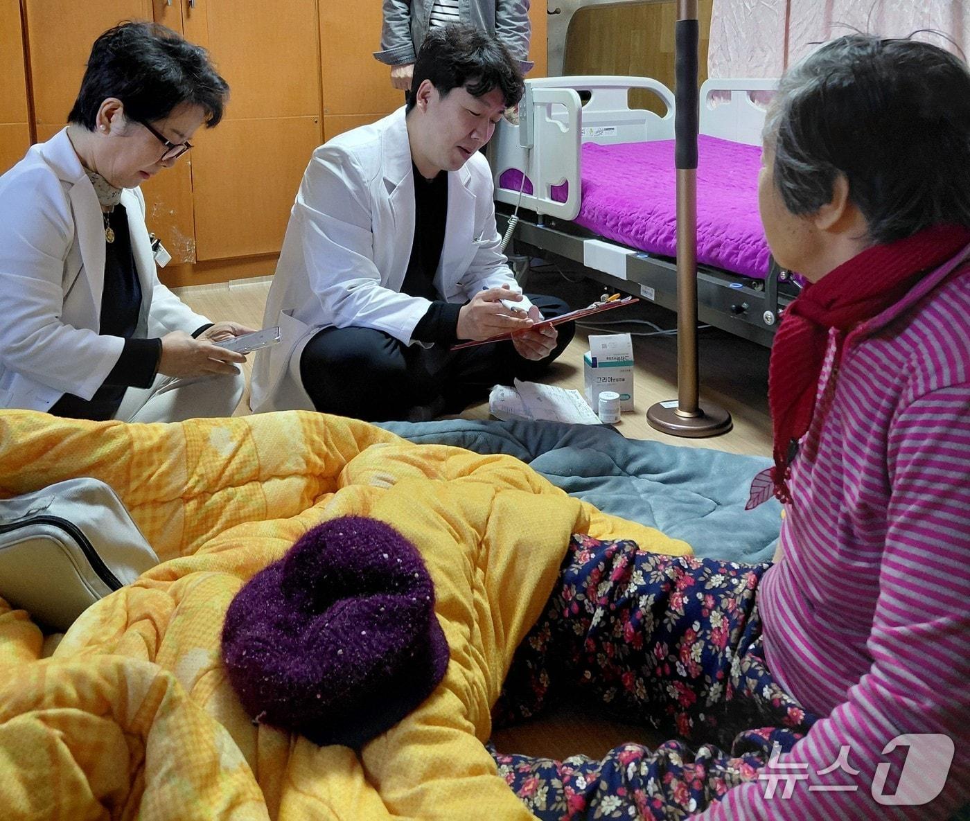 본문 이미지 - 의료진이 경기 여주시 한 가정에 방문해 진료를 보고 있다.(여주시 제공. 재판매 및 DB 금지)/뉴스1 