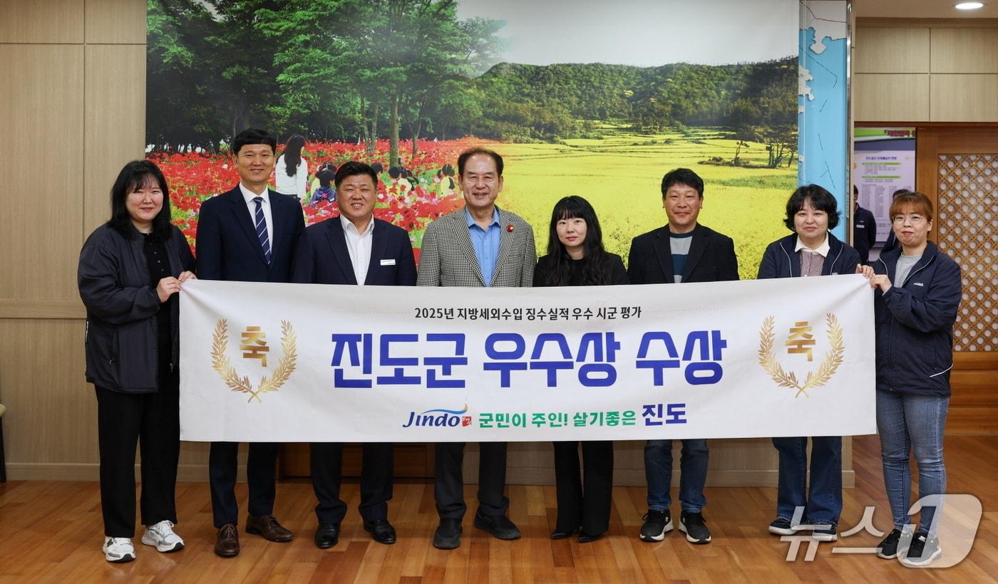 본문 이미지 - 김희수 진도군수(왼쪽에서 네번째) 등 '2025년 지방세외수입 징수실적 평가'에서 우수상을 수상한 진도군 관계자들이 기념사진을 찍고 있다.(진도군 제공, 재판매 및 DB금지)/뉴스1   