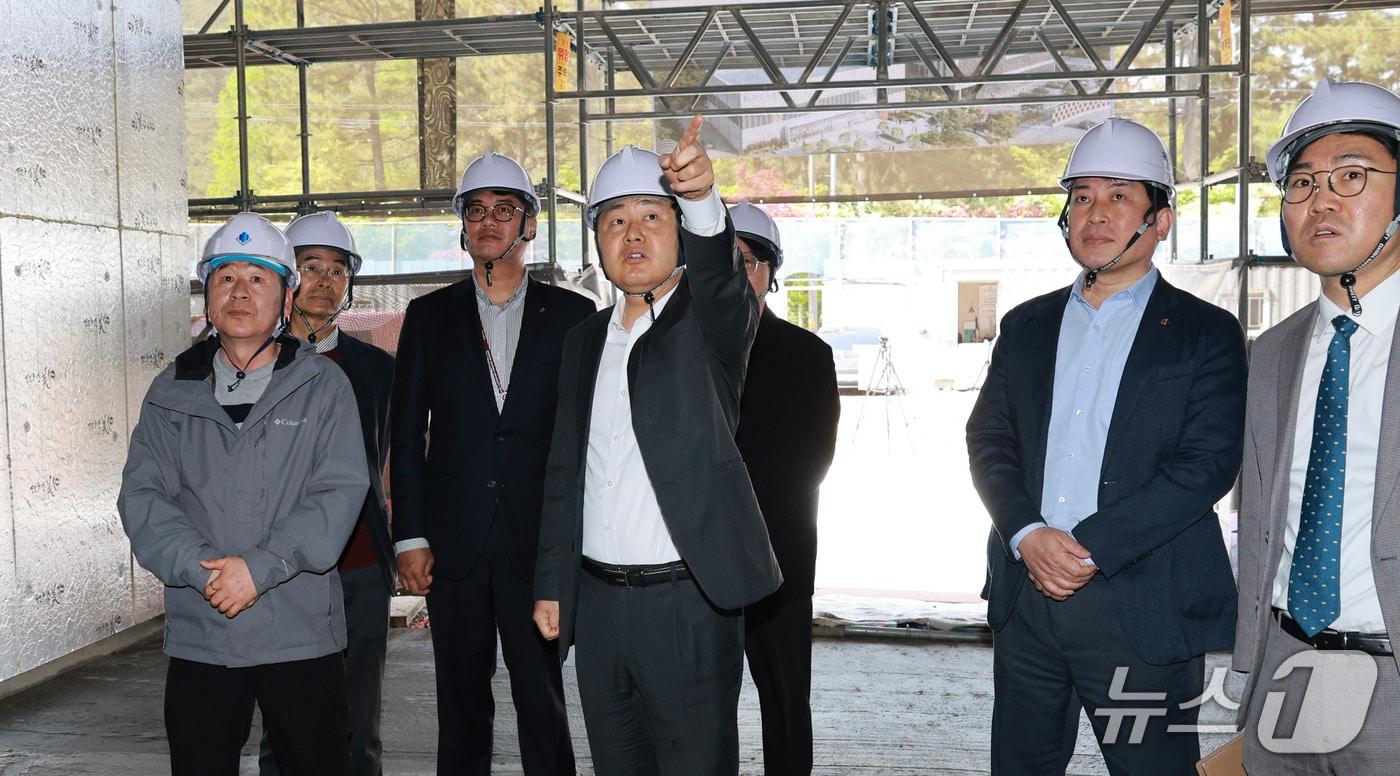 본문 이미지 - 21일 김관영 전북지사가 정읍 경제의 새로운 성장 동력인 제약산업 미래인력 양성센터, 첨단과학산업단지 연구소 등 첨단바이오 산업 현장을 찾아 현장행정을 펼치고 있다.(전북도 제공. 재판매 및 DB금지)/뉴스1