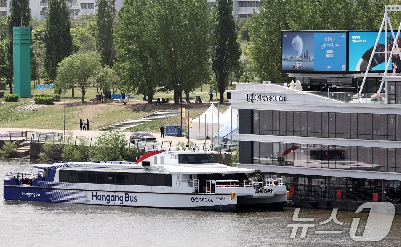 본문 이미지 -  서울 여의도 선착장에 정박하는 한강버스 모습. 2026.4.21 ⓒ 뉴스1 최지환 기자