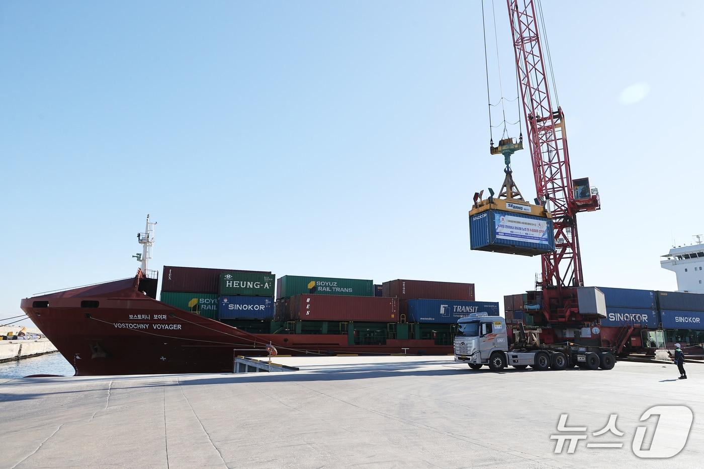 본문 이미지 - 강릉 옥계항 컨테이너 화물 선적 자료사진.(강릉시 제공, 재판매 및 DB 금지)