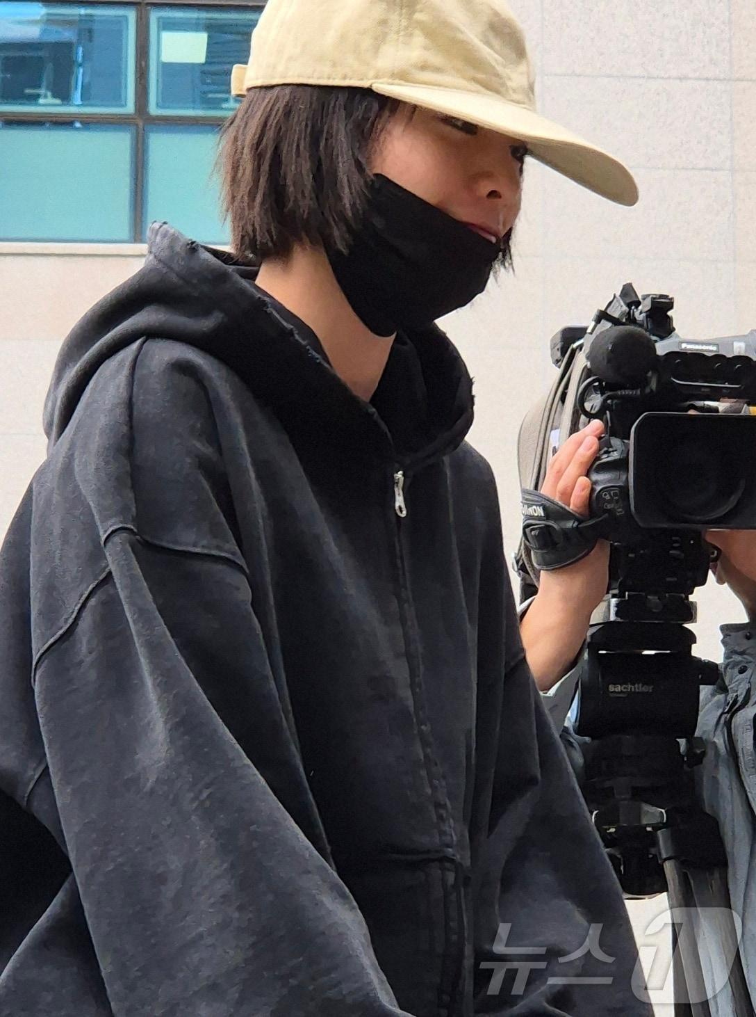 본문 이미지 - 애프터스쿨 출신 가수이자 배우인 나나(35)가 21일 경기 의정부지방법원 남양주지원에 증인으로 출석하고 있다. 나나는 지난해 11월 15일 구리시 아천동 소재 자택에서 흉기 강도 피해를 입었다. 2026.4.21 ⓒ 뉴스1 양희문 기자