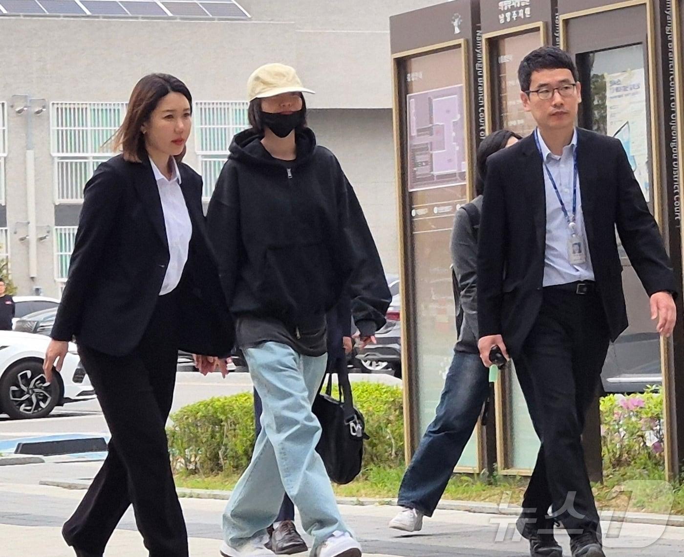 본문 이미지 - 애프터스쿨 출신 가수이자 배우인 나나(35)가 21일 경기 의정부지방법원 남양주지원에 증인으로 출석하고 있다. 나나는 지난해 11월 15일 구리시 아천동 소재 자택에서 흉기 강도 피해를 입었다. 2026.4.21 ⓒ 뉴스1 양희문 기자