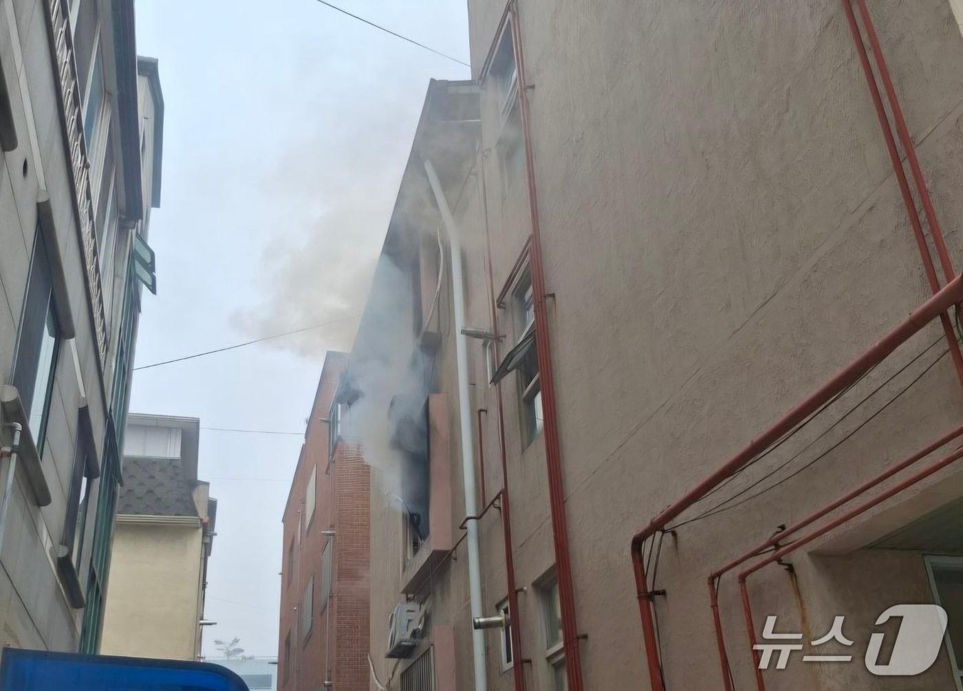 본문 이미지 - 화재 현장. (경기도소방재난본부 제공. 재판매 및 DB 금지) 2026.4.21/뉴스1