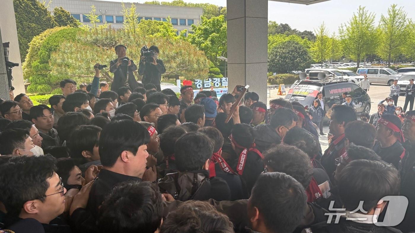본문 이미지 - 민주노총 공공운수노조 화물연대가 21일 오전 경남 창원시 의창구 경남경찰청 입구에서 경남청장 면담을 요구하며 청사 진입을 시도하다 이를 막는 경찰관들과 몸싸움을 벌이고 있다.2026.4.21/뉴스1 강정태 기자