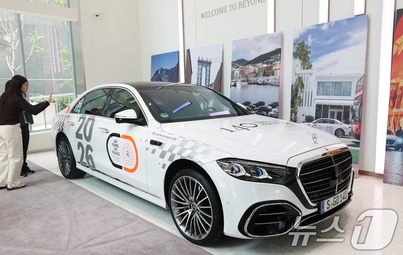 본문 이미지 - 21일 오후 서울 강남구 마이바흐 브랜드센터에서 열린 메르세데스-벤츠의 세계 최초 자동차 특허 출원 140주년 기념 '140주년·140도시' 행사에서 방문객들이 140주년 기념 더 뉴 S-클래스 캠페인 차량을 살펴보고 있다. 2026.4.21 ⓒ 뉴스1 오대일 기자