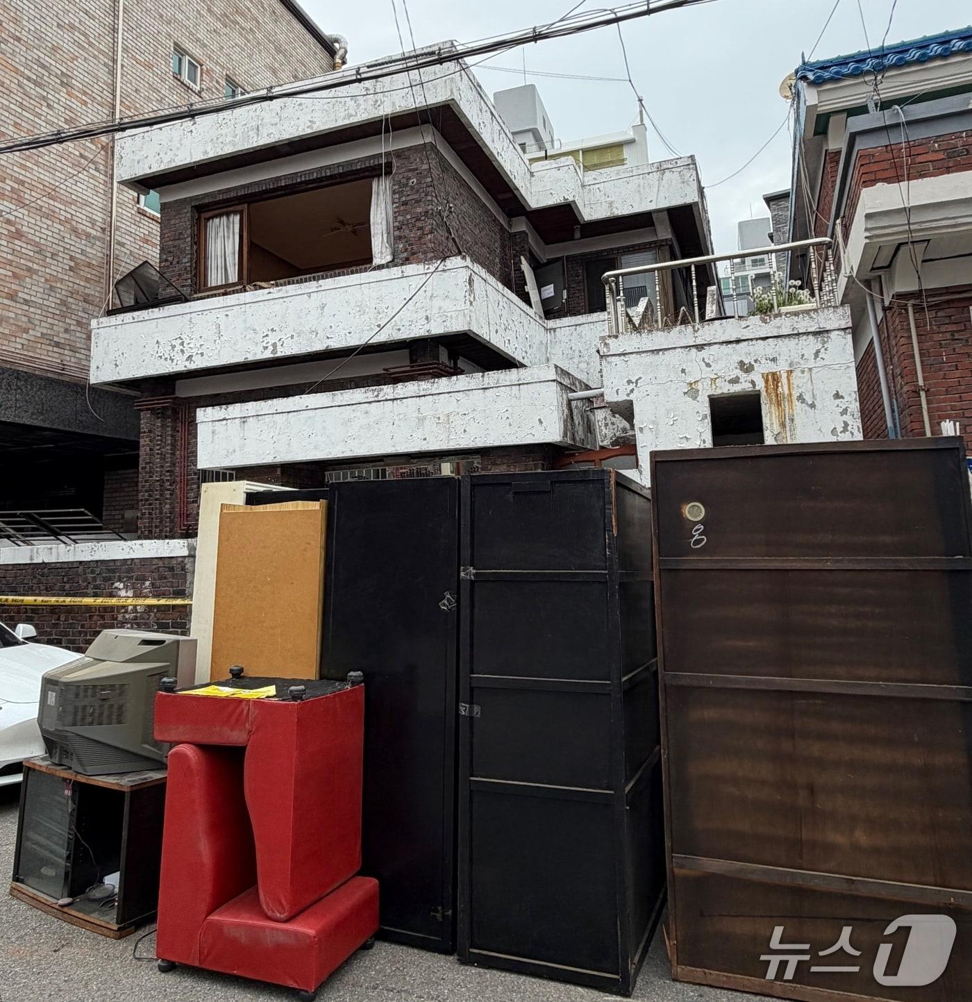 본문 이미지 - 청주 음식점 LP가스 폭발 사고로 피해를 입은 A 씨의 집 앞에 이사 후 폐기될 가구들이 쌓여 있다. 2026.4.20/뉴스1 장예린 기자