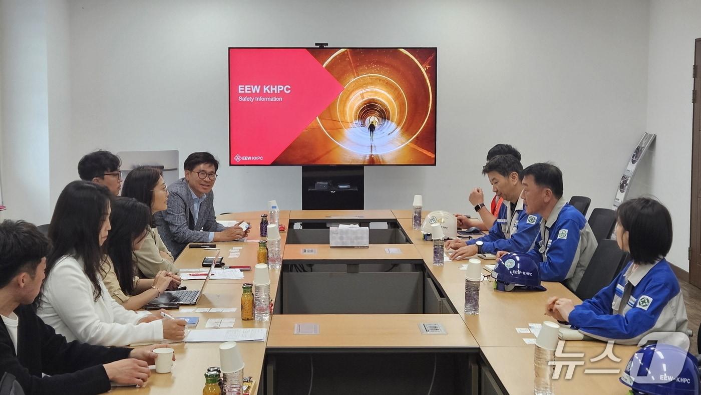 본문 이미지 - 20일 광양경자청이  코트라(KOTRA)와 외국인투자기업을 직접 찾아가 애로사항 청취와 투자상담을 실시했다(광양경자청 제공)