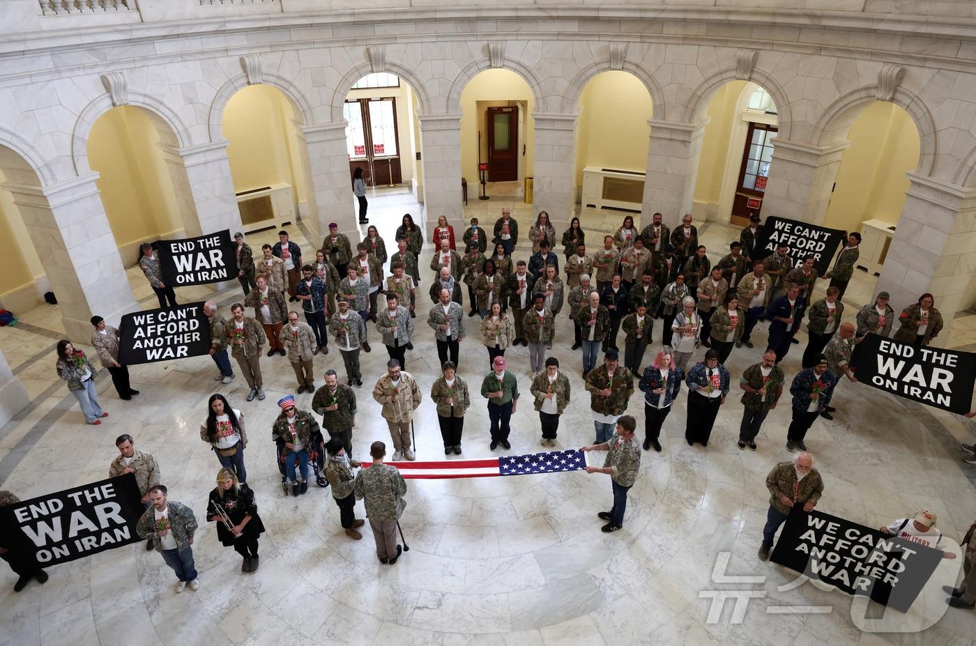 본문 이미지 - 20일(현지시간) 미국 워싱턴DC 국회의사당에서 참전용사와 군인 가족 단체들이 이란 전쟁에 반대하는 시위를 벌이고 있다. 2026.04.20 ⓒ 로이터=뉴스1