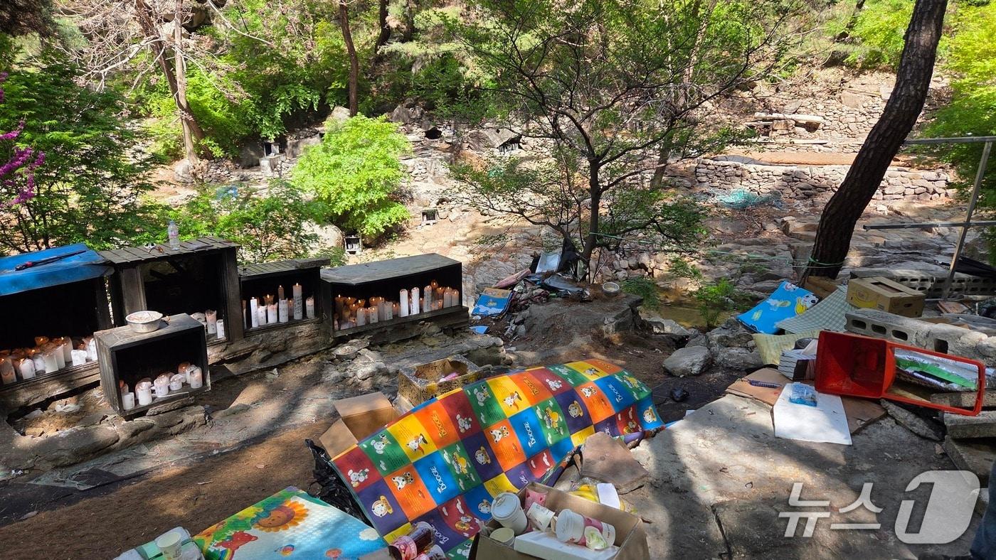 본문 이미지 - 21일 대구 동구 팔공산 기도터에서 관리인 등이 불법 시설물을 철거하고 있다.2026.4.21 ⓒ 뉴스1 이성덕 기자