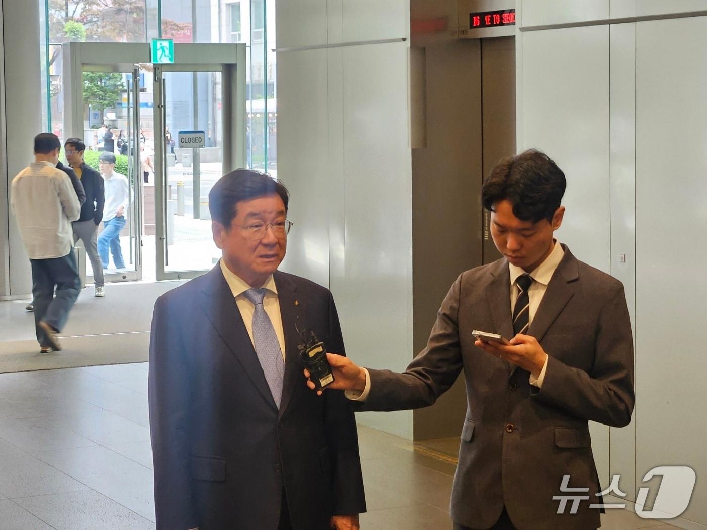 본문 이미지 - 이찬희 삼성 준법감시위원회 위원장이 21일 서울 서초구 삼성생명에서 열린 4기 준범감시위원회 정례회의에 참석하기 전 취재진의 질문에 답하고 있다.