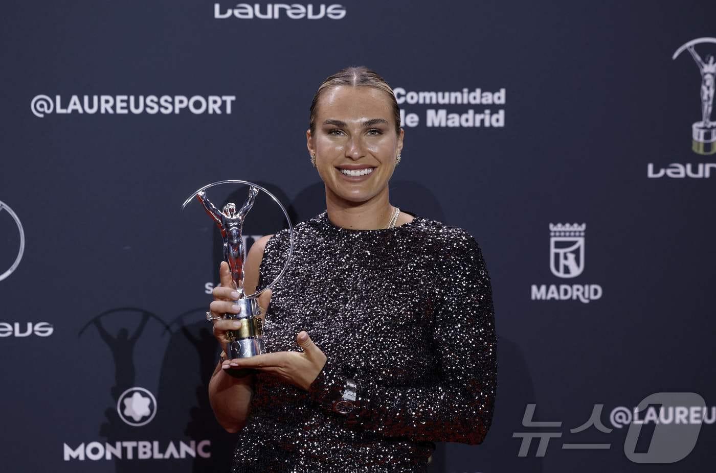 본문 이미지 - 라우레우스 월드 스포츠 어워드에서 올해의 여자 스포츠상을 받은 아리나 사발렌카.ⓒ AFP=뉴스1