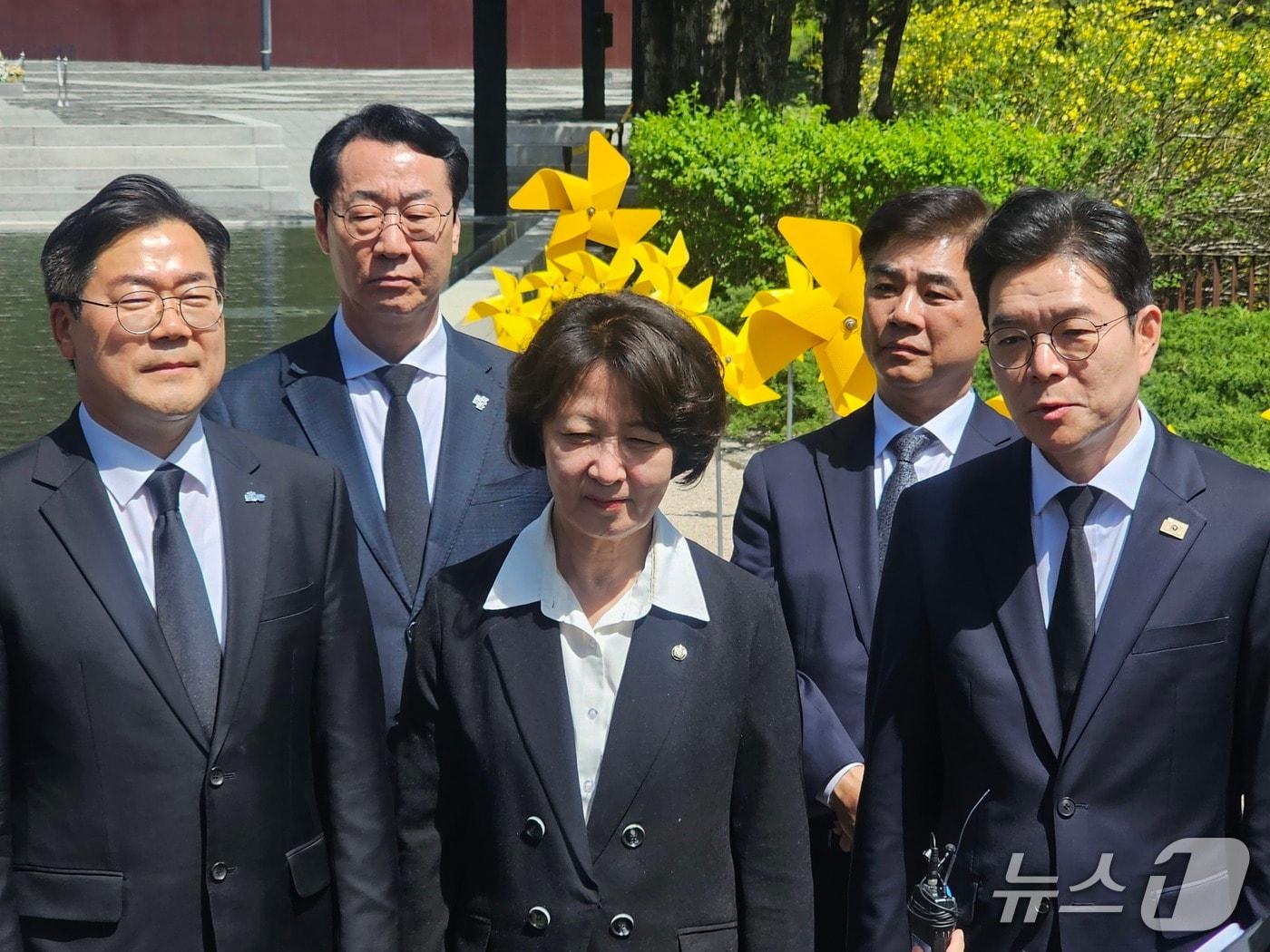 본문 이미지 - 21일 김해 봉하마을에 있는 고 노무현 전 대통령 묘역을 찾은 민주당 수도권 광역단체장 후보들이 참배 후 취재진과 만나 질의응답에 답하고 있다. 2026.4.21 ⓒ 뉴스1 박민석 기자