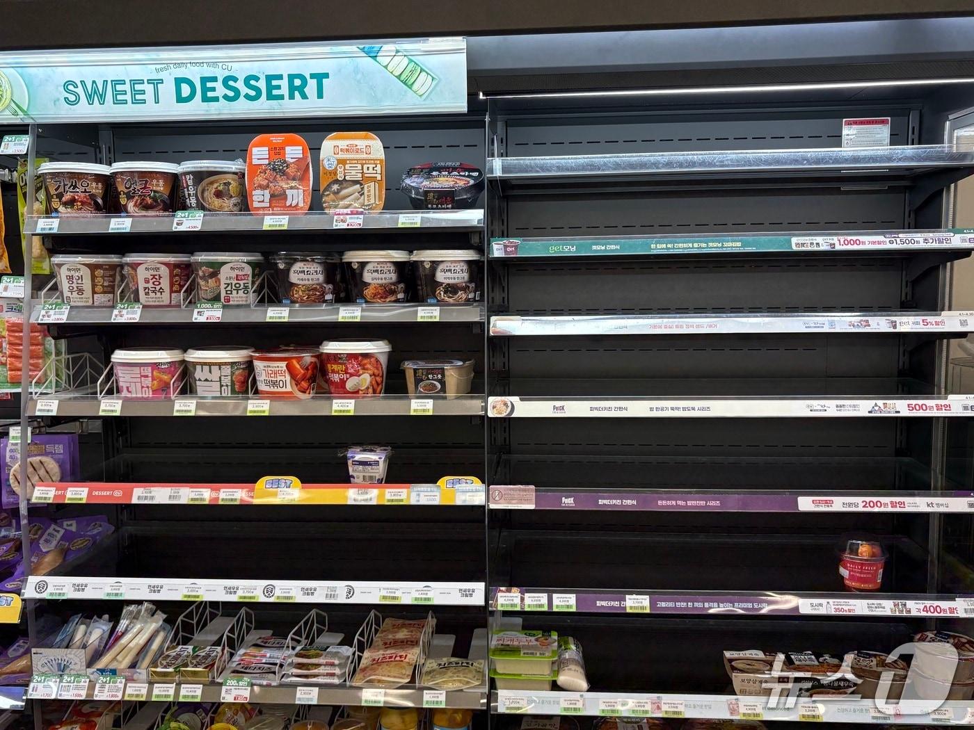 본문 이미지 - 21일 경남 진주에 위치한 한 CU 편의점의 신선식품 매대가 텅 비어있다.2026.04.21/뉴스1 강미영기자