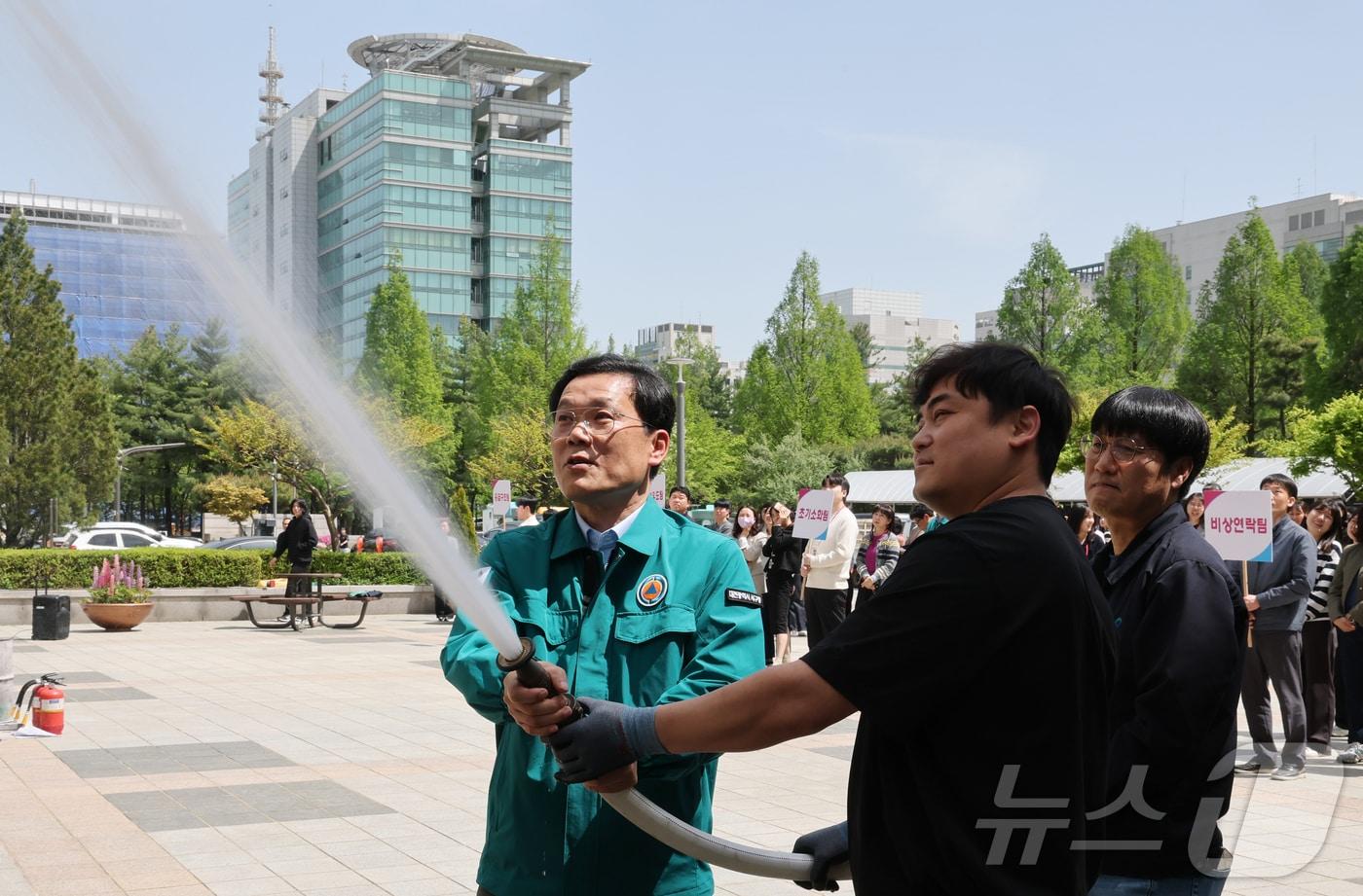 본문 이미지 - 21일 대전 서구청에서 실시된 소방훈련에서 김낙철 부구청장과 직원들이 화재시 초기 대응 방법을 배우고 있다. ⓒ 뉴스1 김기태 기자