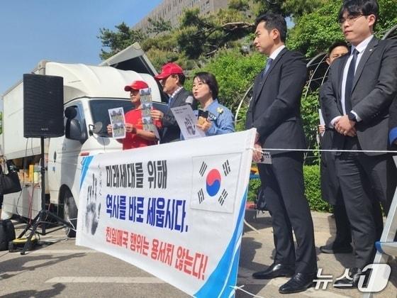 본문 이미지 - 21일 서울시 서초구 서울중앙지법 앞에서 위안부 피해자 모욕 단체 대표로부터 모욕죄로 피소된 활동가가 기자회견을 열고 있다. 202.04.21/ⓒ 뉴스1 권진영 기자
