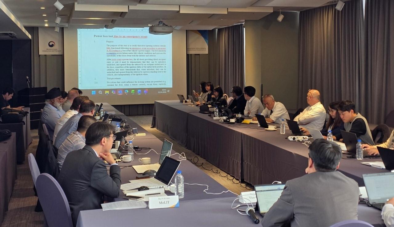 본문 이미지 - TS UN 유럽경제사회이사회 산하 차량 문열림 국제회의 모습.(한국교통안전공단 제공)뉴스1ⓒ news1