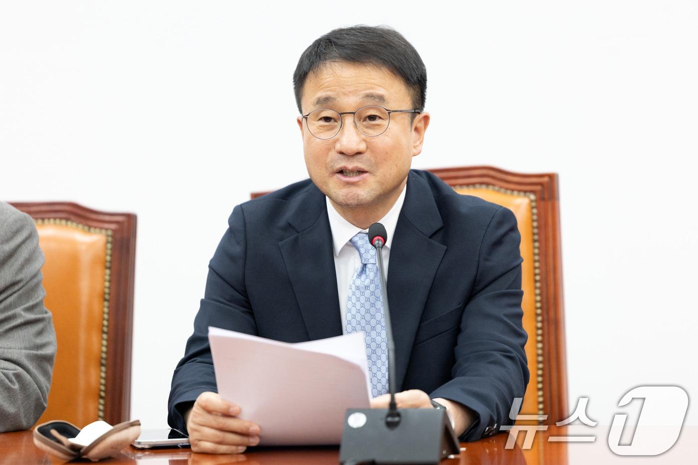 본문 이미지 - 한병도 더불어민주당 원내대표가 21일 서울 여의도 국회에서 열린 기자간담회에서 내달 6일 열리는 원내대표 선거 도전을 위해 사퇴 의사를 밝히고 있다. 2026.4.21 ⓒ 뉴스1 이승배 기자