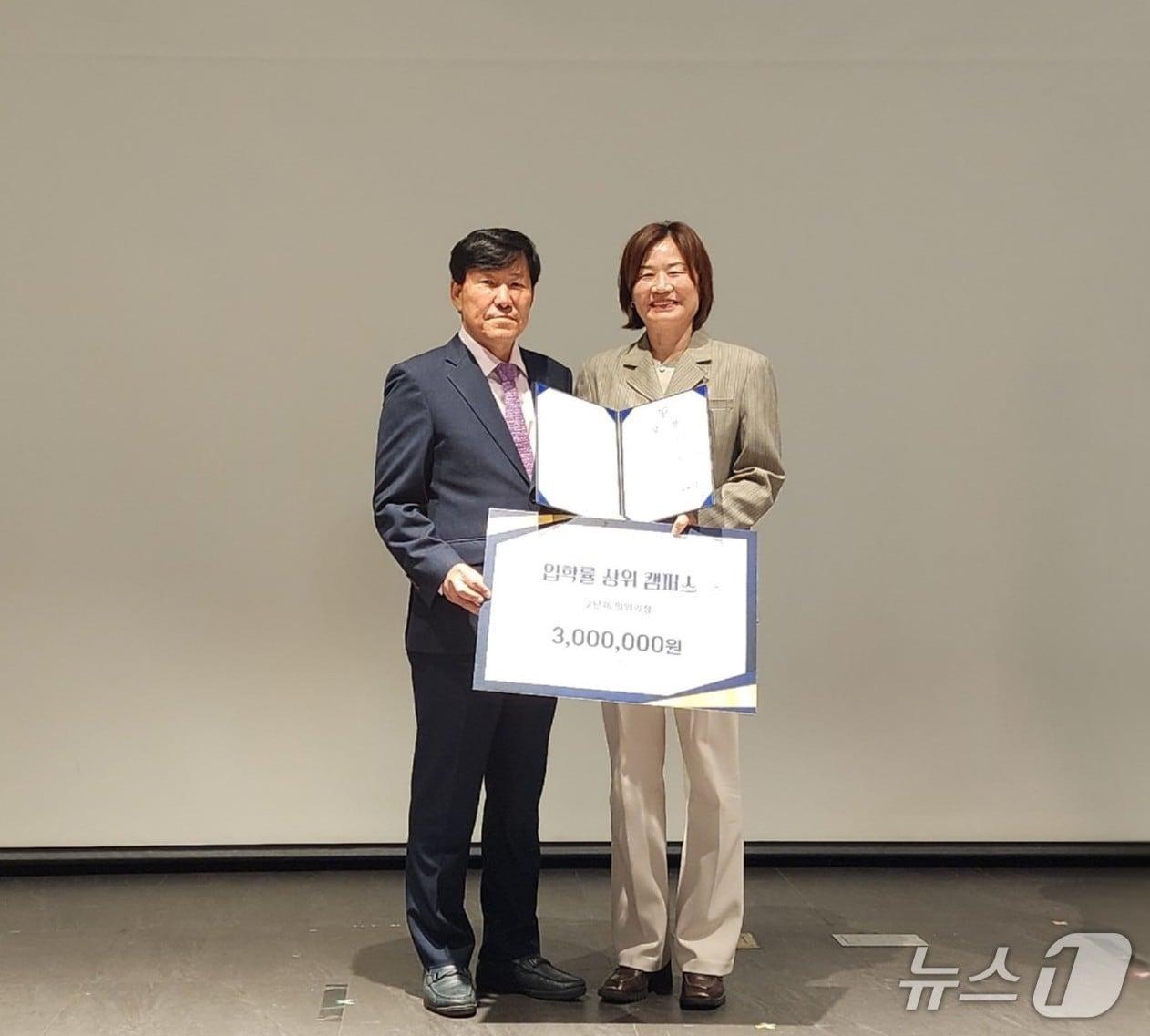 본문 이미지 - 울산폴리텍대학(왼쪽·학장 정명숙)이 전국 한국폴리텍대학 캠퍼스를 대상으로 한 2026학년도 입시 성과 평가에서 3관왕을 차지했다.(울산폴리텍대학 제공)