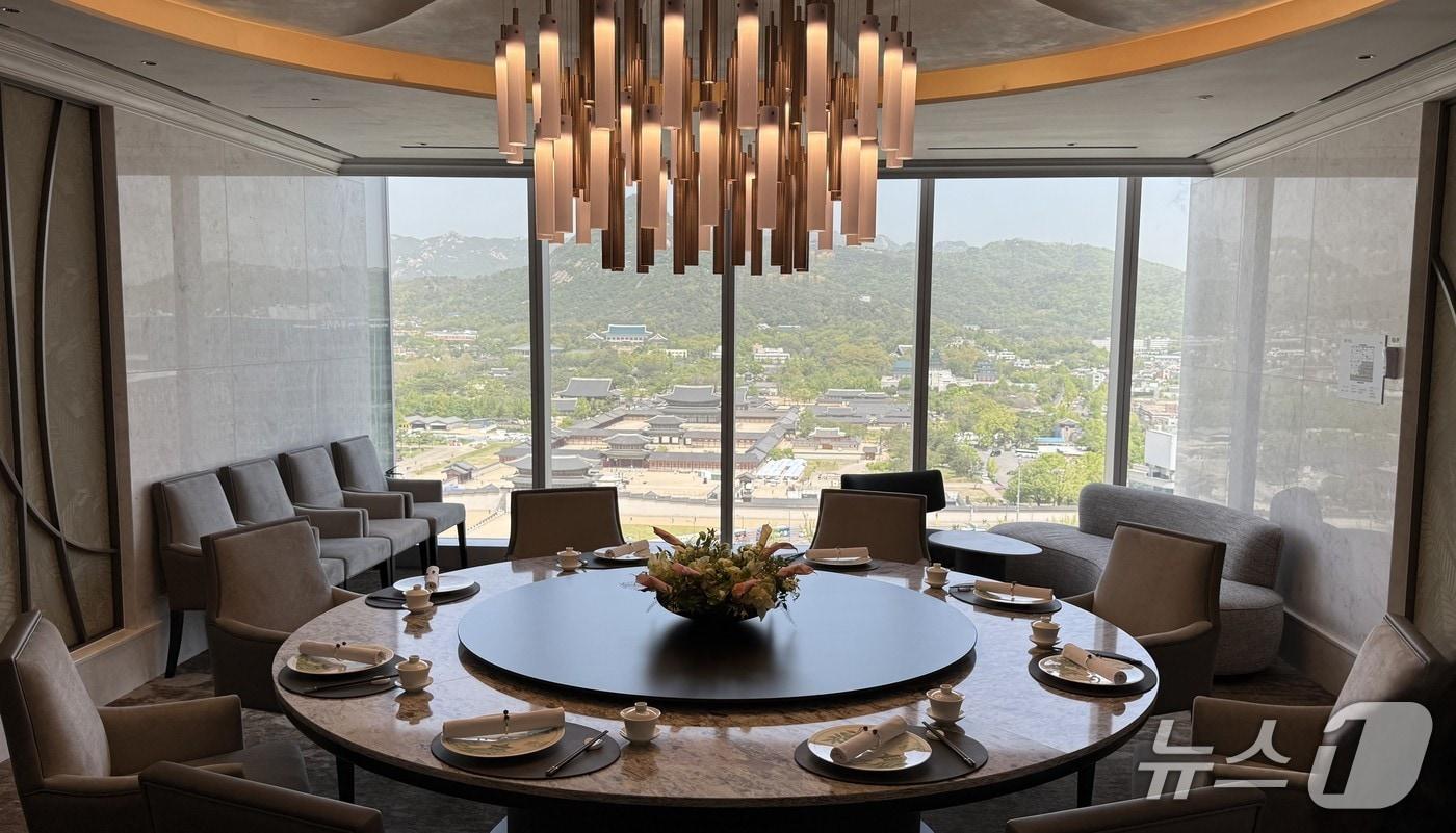 본문 이미지 - 더 플라자 다이닝 내 도원·S VIP룸에서 본 청와대와 경복궁 전경.