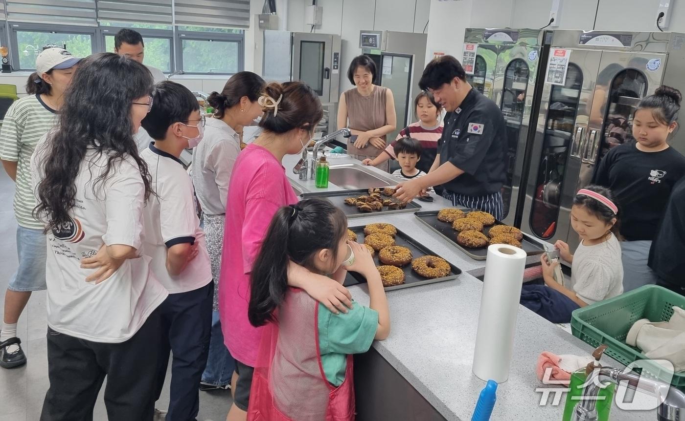 본문 이미지 - 진천군 평생학습센터 홈베이킹 프로그램 진행 모습(진천군 제공. 재판매 및 DB금지)